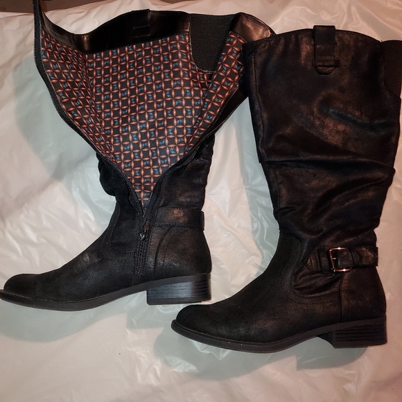 Ladies boot. Size 7.5. Black faux leather. Small tear near zipper. - Picture 5 of 6